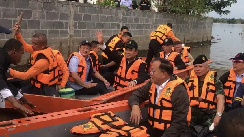 Premier Prayut ontmoet door overstromingen getroffen dorpelingen in Noordoost-Thailand 