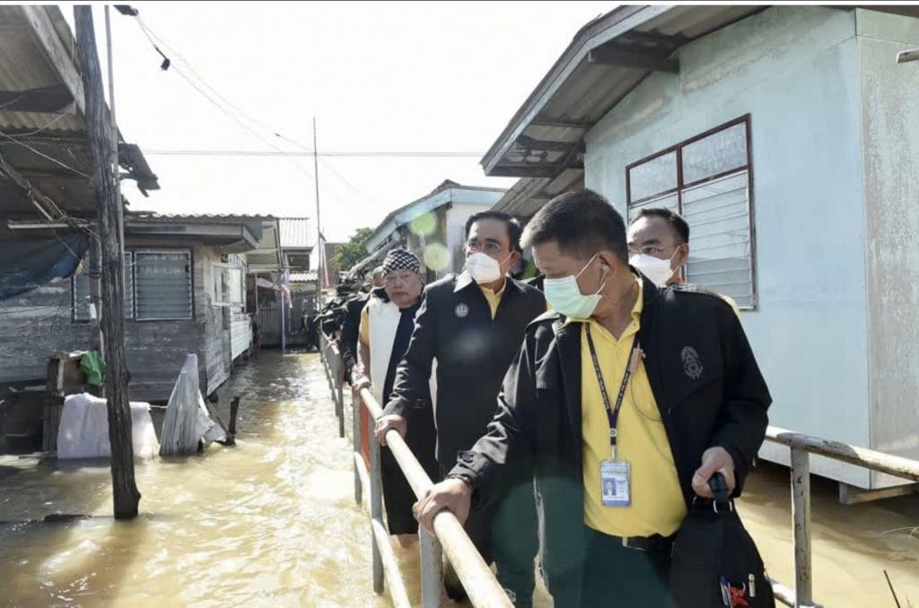 Premier Prayut van Thailand bekogelt met zakjes gefermenteerde vissaus 