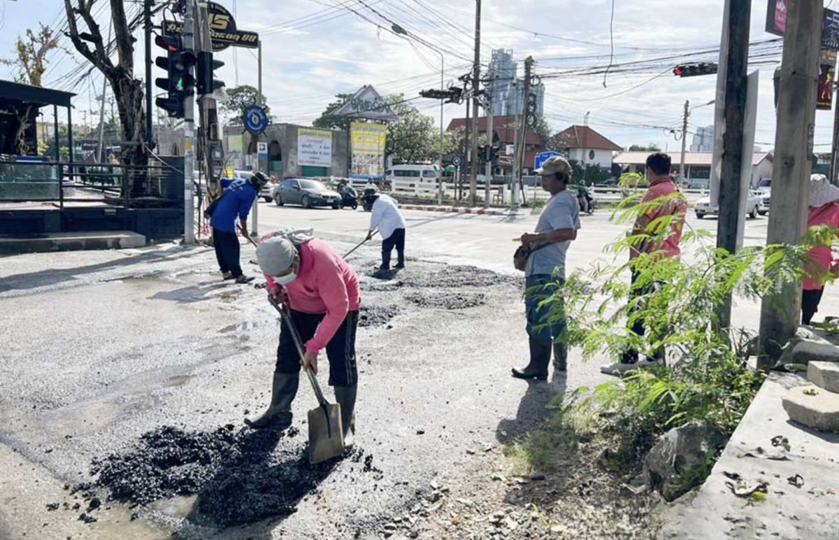 De kustplaats Pattaya stelt een kuilpatrouille in om de door overstromingen beschadigde wegen te herstellen 