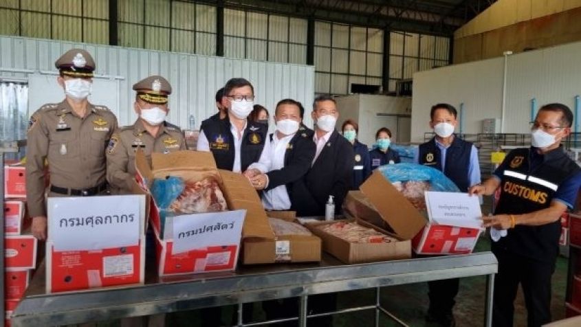 Douane Thailand nam 135 ton bevroren varkensvlees en kip in Samut Sakhon in beslag
