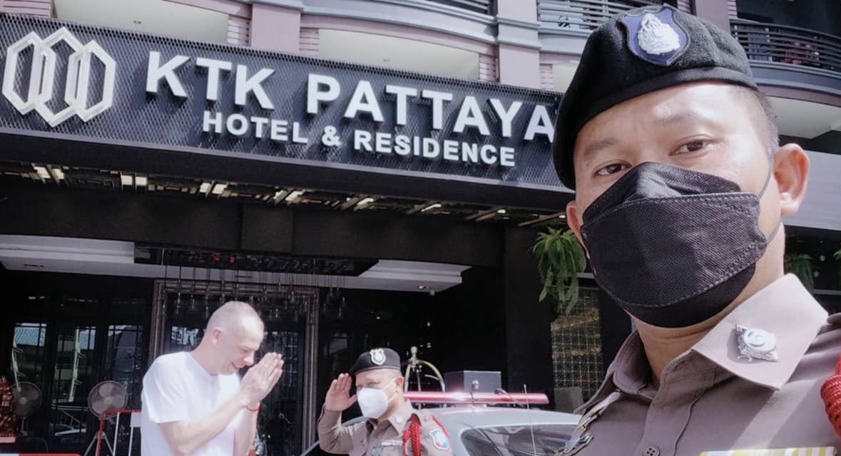 Dronken buitenlandse toerist slapend op voetpad in Pattaya aangetroffen, de toeristenpolitie liet de hulpvaardige kant zien