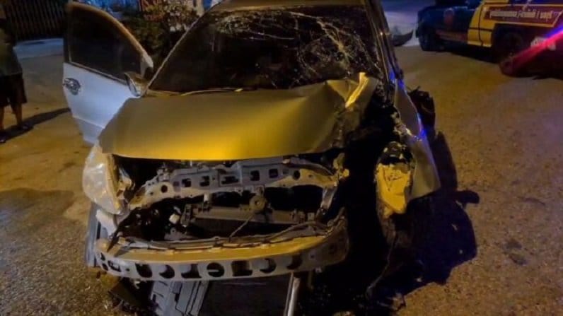 Man in zijn blote kont  rijdt met zijn auto tegen elektriciteitspaal in Chonburi