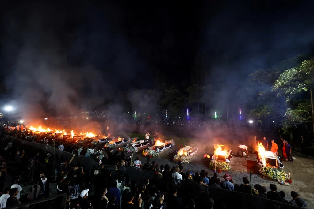 Dat de zielen van de slachtoffertjes en hun lerares van het gruwelijke bloedbad in Noordoost-Thailand rust mogen vinden