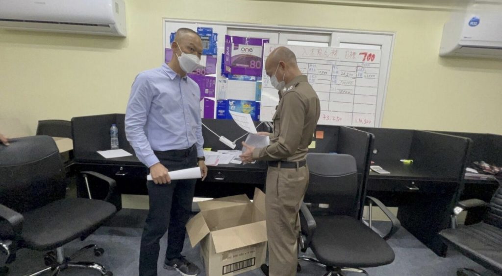 Bende van 16 Hong Kong-Chinesen in Chonburi gearresteerd voor naar verluidt het uitvoeren van een illegale geldwoekeraars