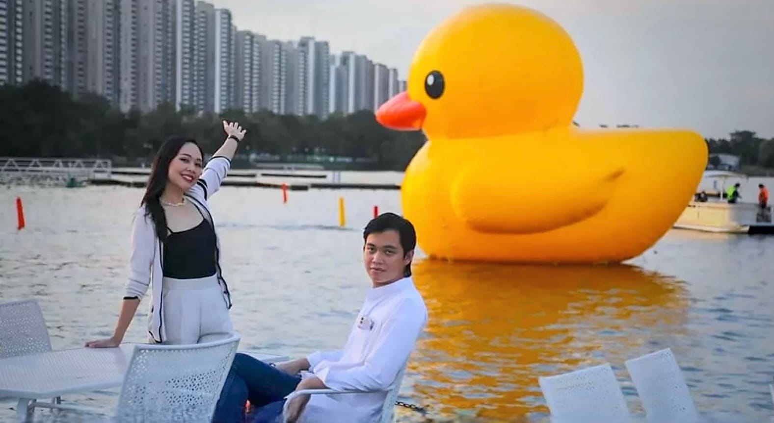 Spectaculaire Loy Krathong-viering bij het meer Impact Muang Thong Thani in Nonthaburi.