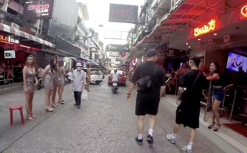 Soi 6, het straatje van plezier in Pattaya is weer in zijn oude doen als voor de Covid19 pandemie
