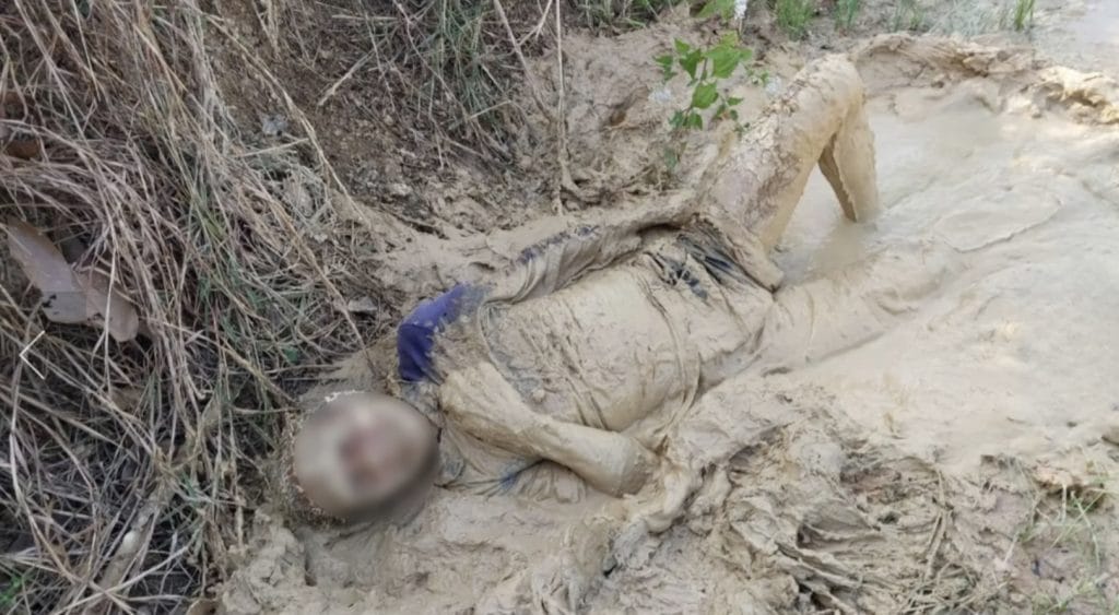 Het is een wonder!  86-jarige Thaise opa brengt een kille nacht in een modderbad in de Isaan door, maar overleeft!