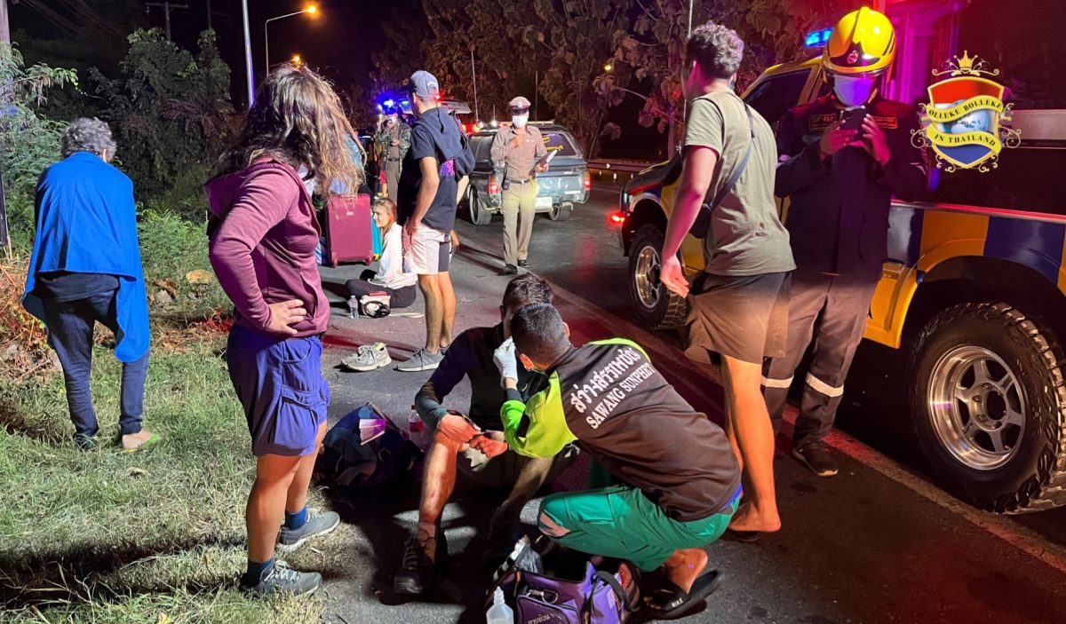 Chauffeurs wisselen van plaats in rijdende bus in West-Thailand met als resultaat 11 gewonde toeristen