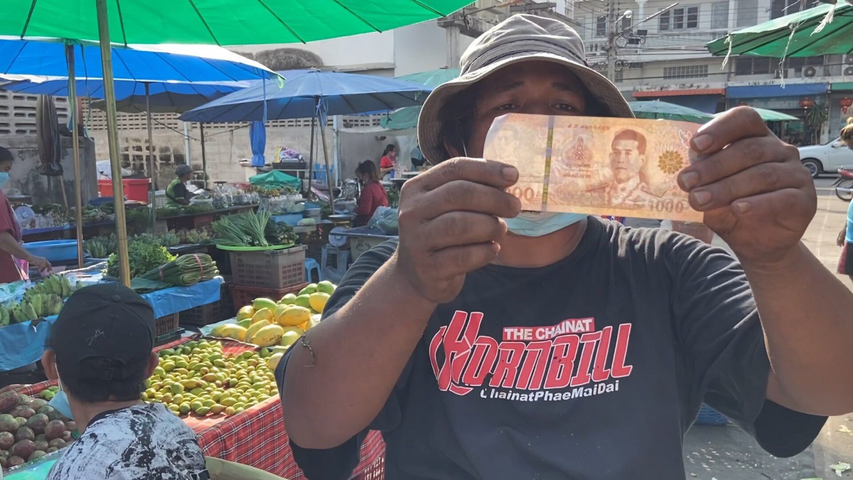 De openlijke verkoop van valse bankbiljetten op het Thaise internet, heeft de sociale media op zijn kop gezet 