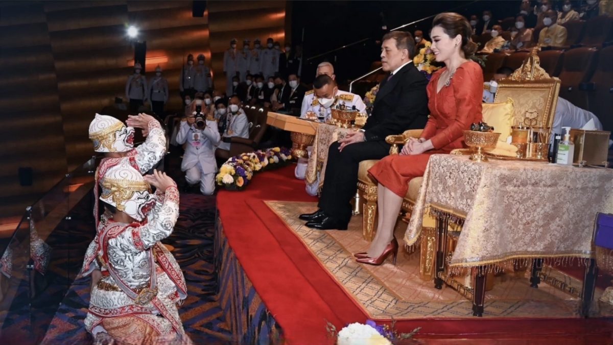 Koning Vajiralongkorn woonde gisteravond de filmpremière van Khon en tentoonstelling in Siam Paragon in Bangkok bij