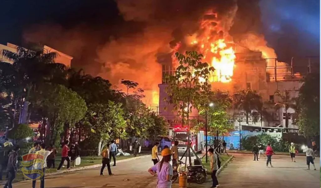 BREAKING |  Enorme brand in een spel casino in Oost-Thailand, mensen springen in paniek van de 5e etage