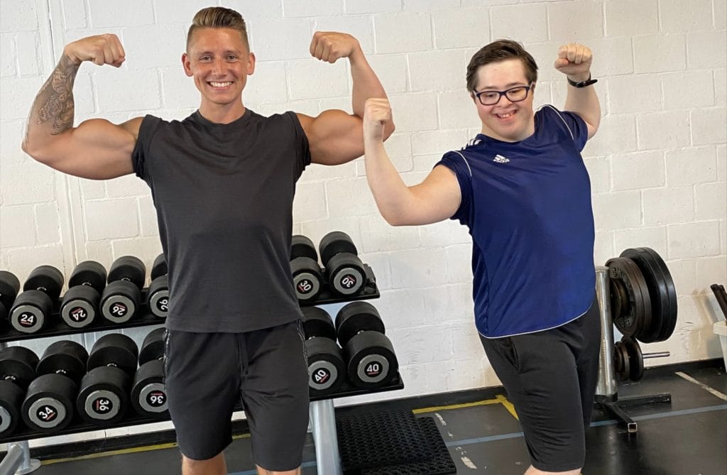 De uit Gelderland komende ‘hunk’ Mike doet mee aan misterverkiezing in Thailand