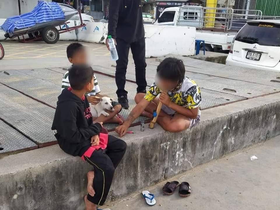 🎥 | De Thaise minister van Volksgezondheid in diskrediet gebracht, nadat er kinderen op het strand van Pattaya waren gezien die wiet rookte