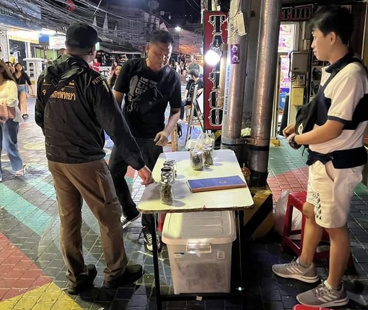 Politie waarschuwde deillegale straatverkopers van marihuana in Pattaya