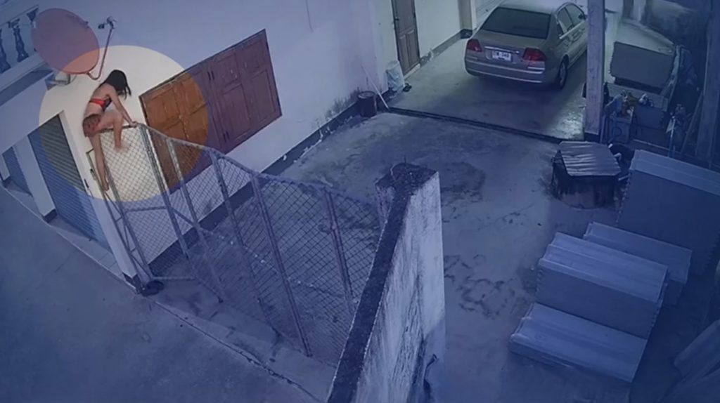 Inbreker in bikini is middels op cameratoezicht betrapt terwijl hij probeert in te breken in winkel in Chiang Mai