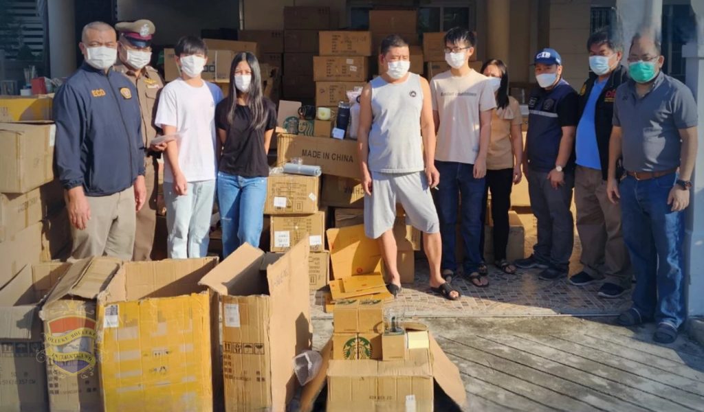 Vier Chinezen in Bangkok voor verkoop van illegale Starbucks-producten gearresteerd