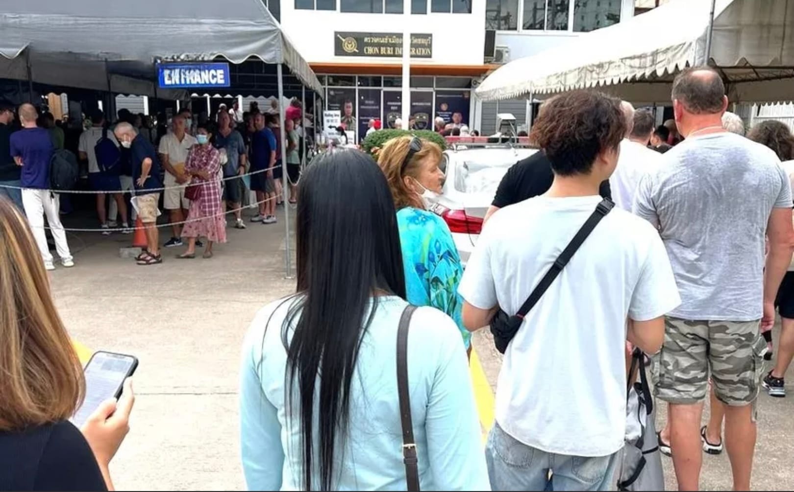 Lange rijen wachtende bij het immigratiekantoor in Jomtien verleent, de bezoekersaantallen zijn weer zoals vóór de pandemie&nbsp;