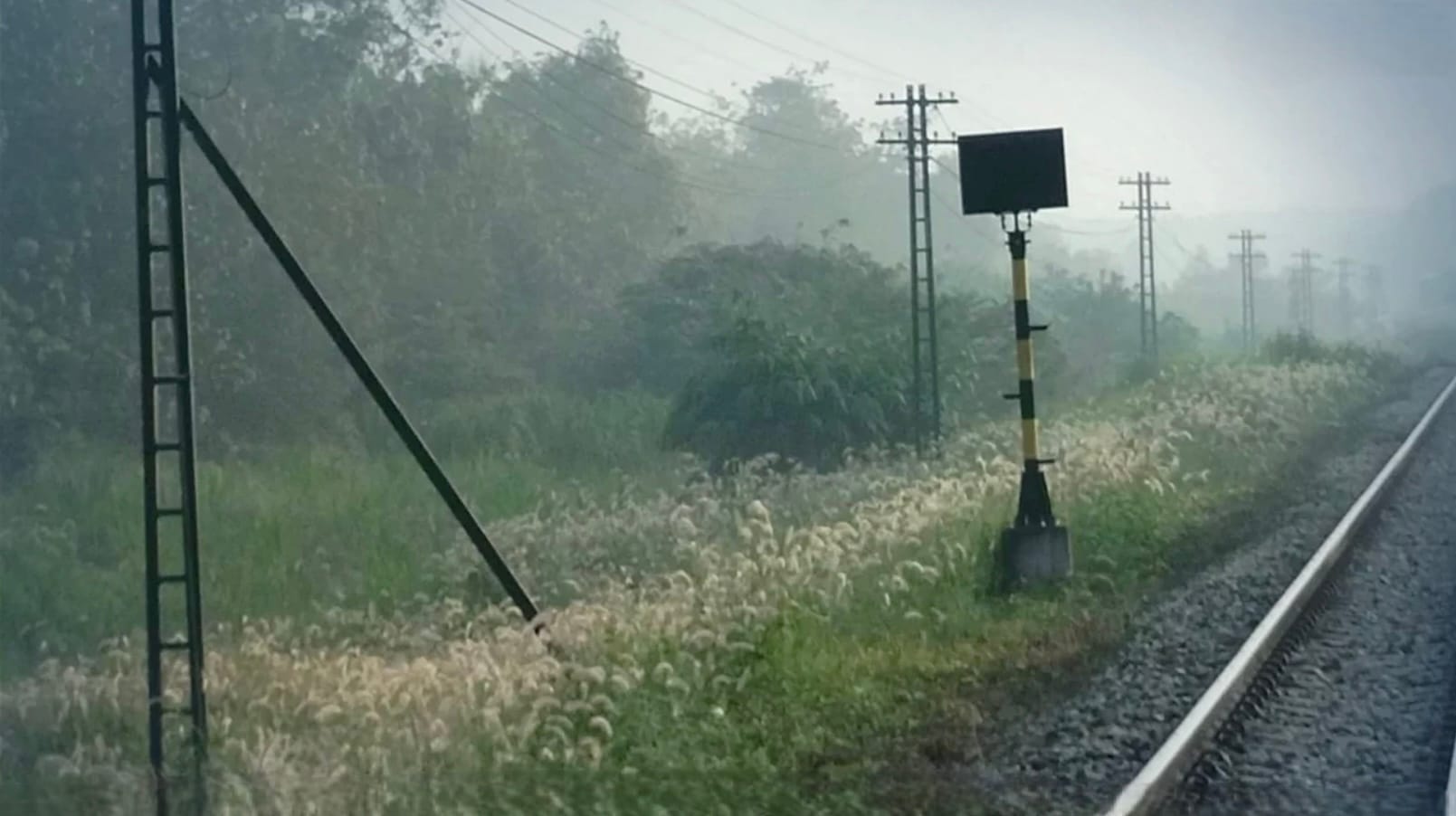 Na de tweede ontploffing, welke drie mensenlevens kostte, doorzoekt de EOD Thailand het gebied in de buurt van de ontspoorde trein