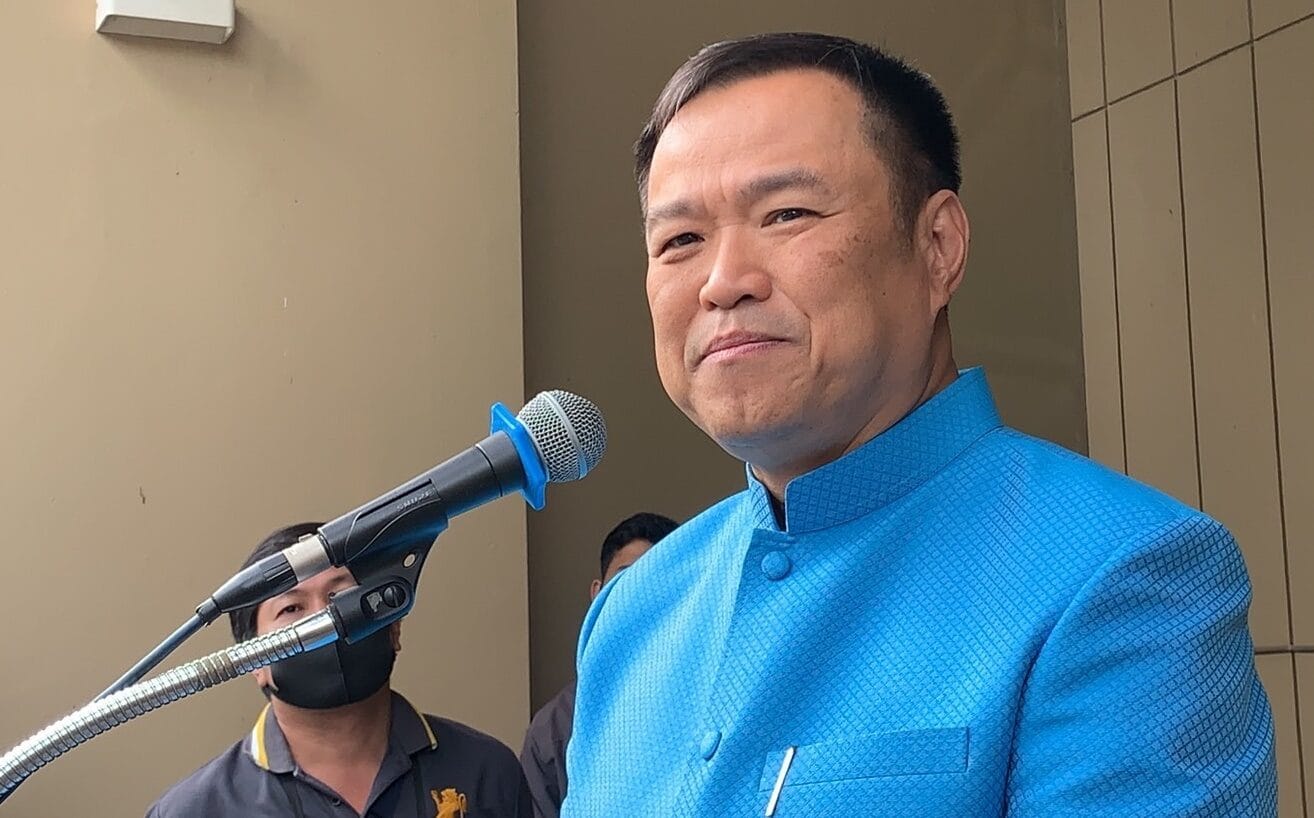 De Thaise minister van Volksgezondheid is het niet eens met de verruiming van de openingsuren in de horeca! omdat het Covid19 zich dan kan verspreiden