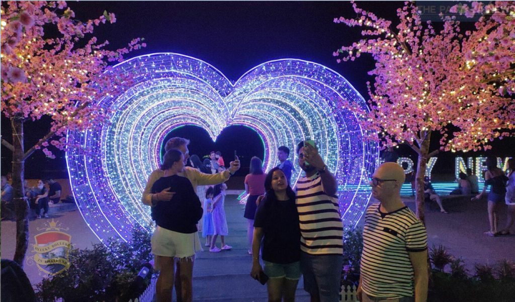 Toeristen genieten van nieuwe sakura-tunnel in Pattaya
