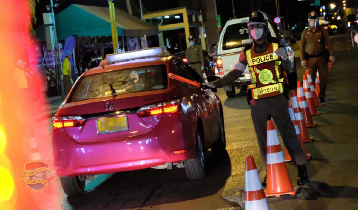 De Thaise politie is van plan het vest van de verkeerspolitie aan te passen om er vriendelijker uit te zien voor toeristen en inwoners