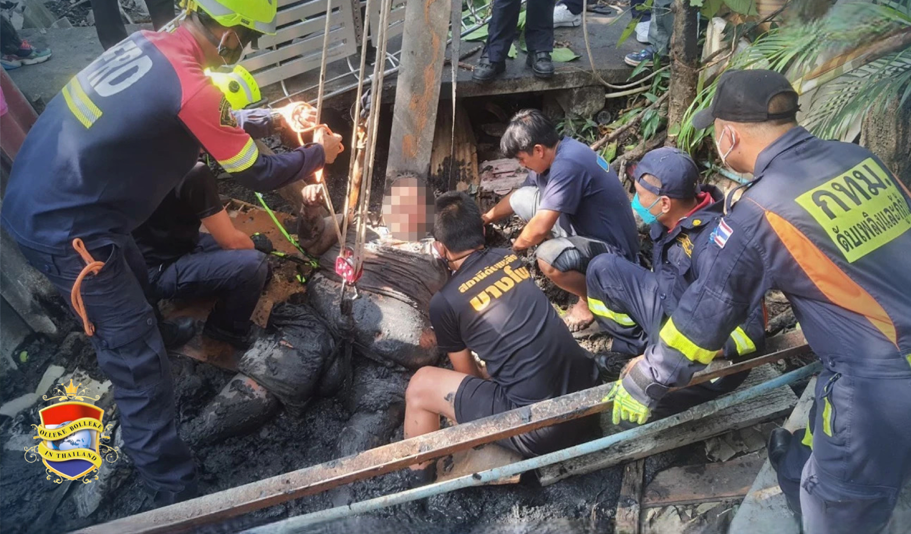 Superzware man verliest in Bangkok zijn evenwicht en belandt in de modder