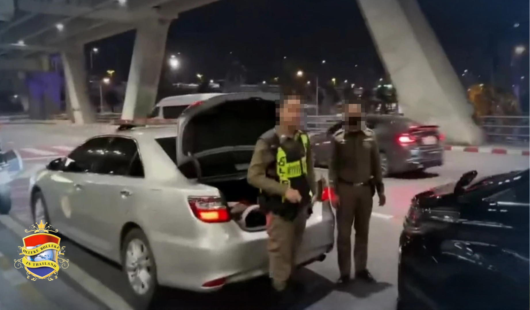 UPDATE: De twee agenten zijn overgeplaatst nadat ze naar verluidt Chinese toeriste speciale VIP service hadden verleend