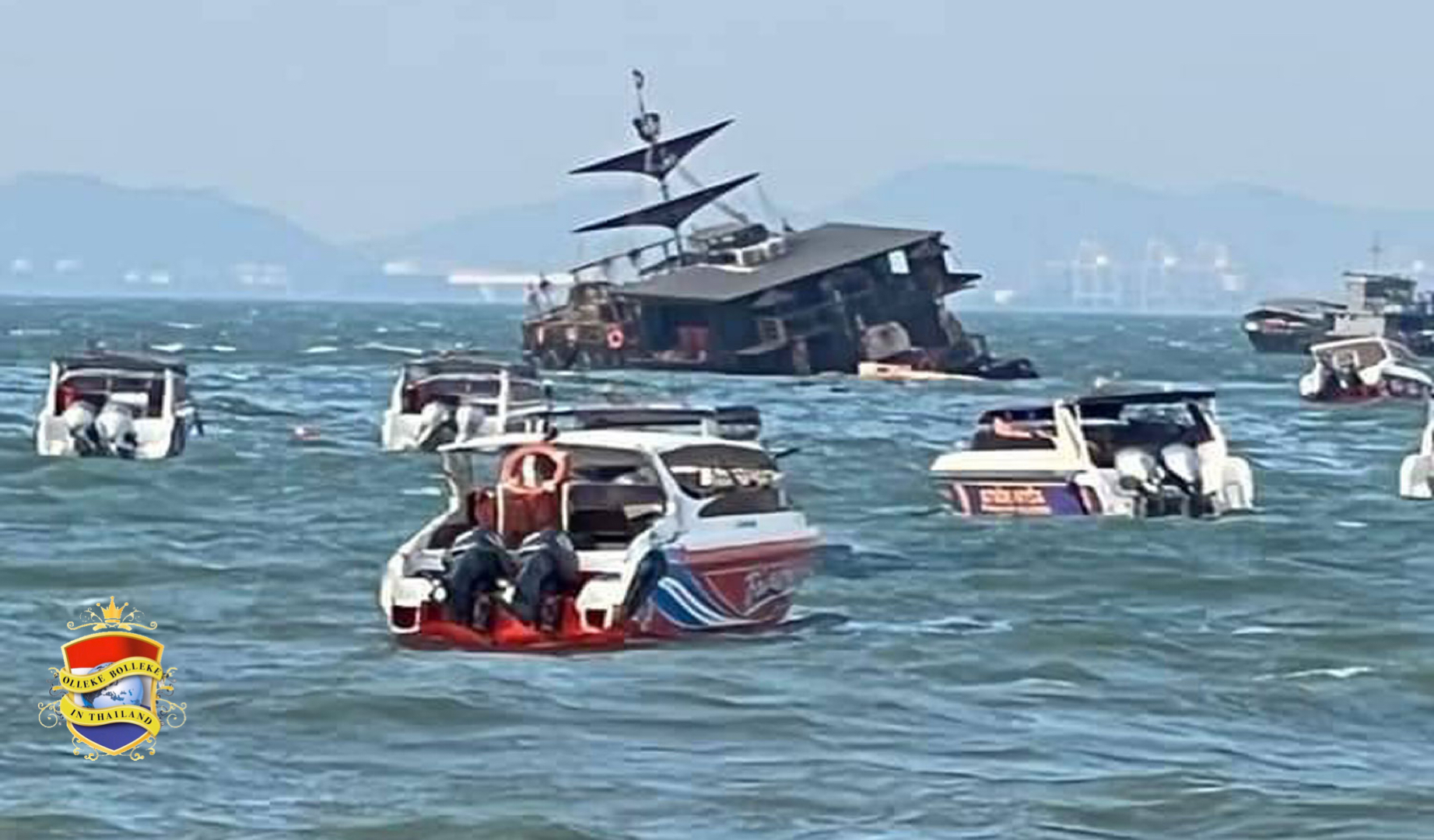 Drijvend piratenschiprestaurant in Pattaya zwaar beschadigd door sterke golven en wind