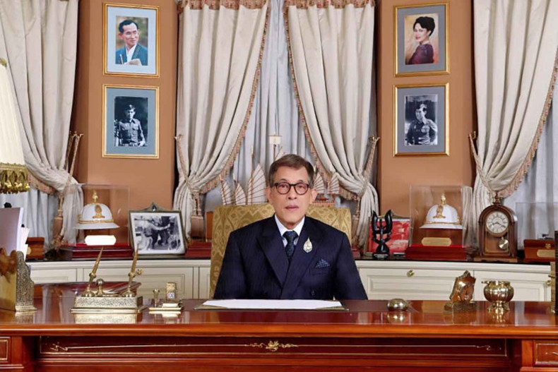Koning van Thailand prijst de bevolking voor het samenkomen te midden van tegenspoed