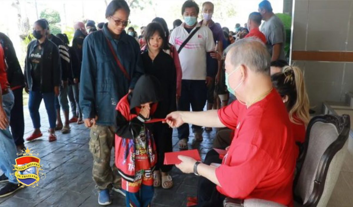 Filantroop deelt in Noordoost-Thailand ter gelegenheid van Chinees Nieuwjaar geld uit aan zijn dorpsgenoten