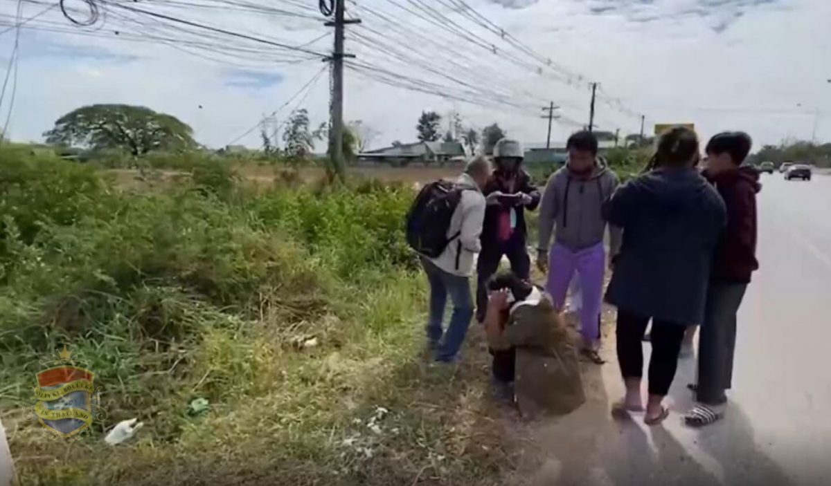 Thaise man lag 6 dagen langs de weg na een motorongeluk gehad te hebben, maar overleeft het ongeval
