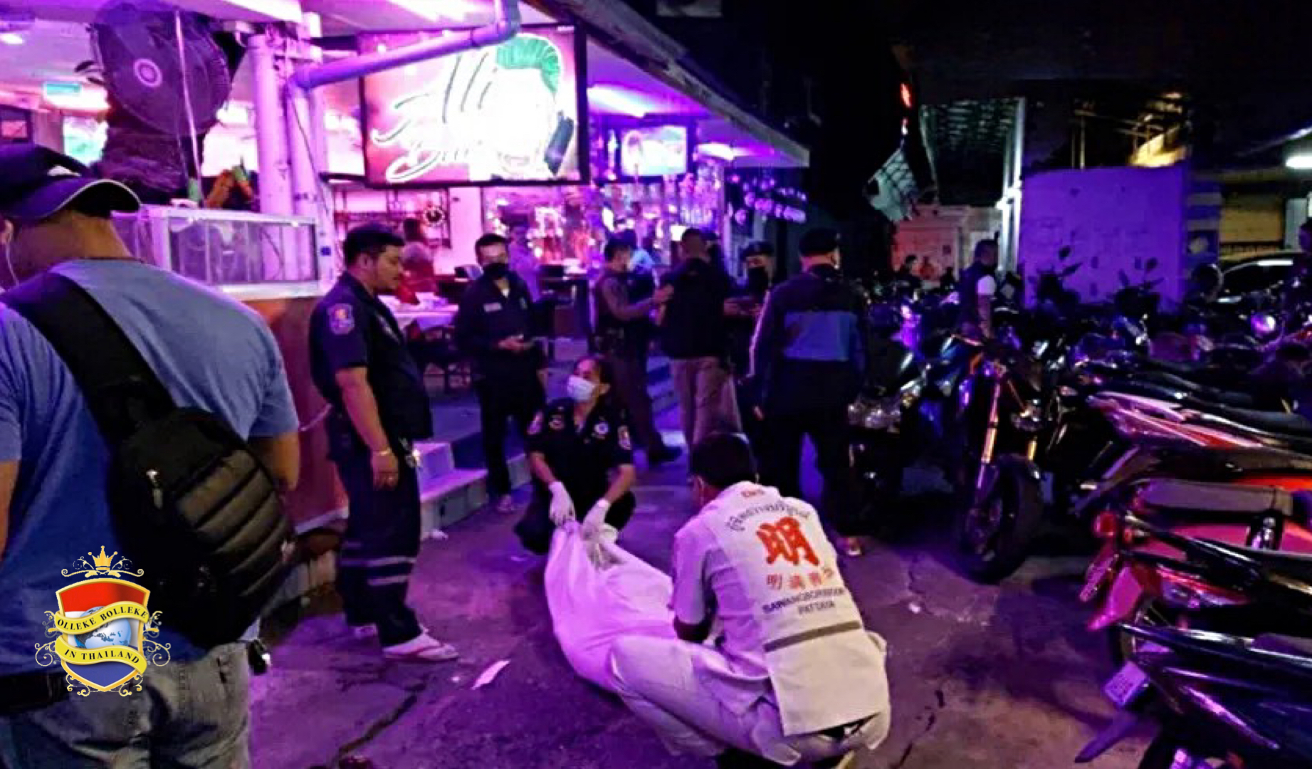 Buitenlandse toerist zonder ID zakt in de Walking Street van Pattaya plotseling in elkaar en sterft temidden van het uitgaanspubliek
