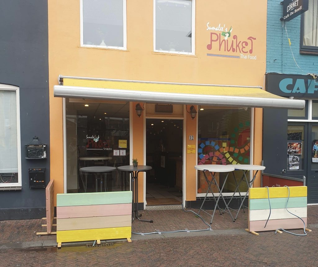 Bij dit rommelige Thaise eethuisje in de kop van Noord-Holland eet je heerlijk krokante snacks, kruidige soepen en curry’s