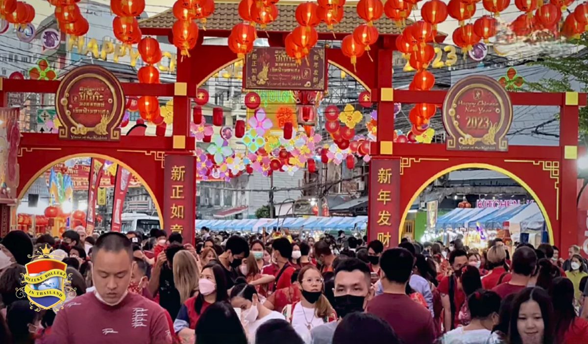 De Yaowarat Road in Bangkoks “China Town” schittert met licht en kleur voor Chinees Nieuwjaar