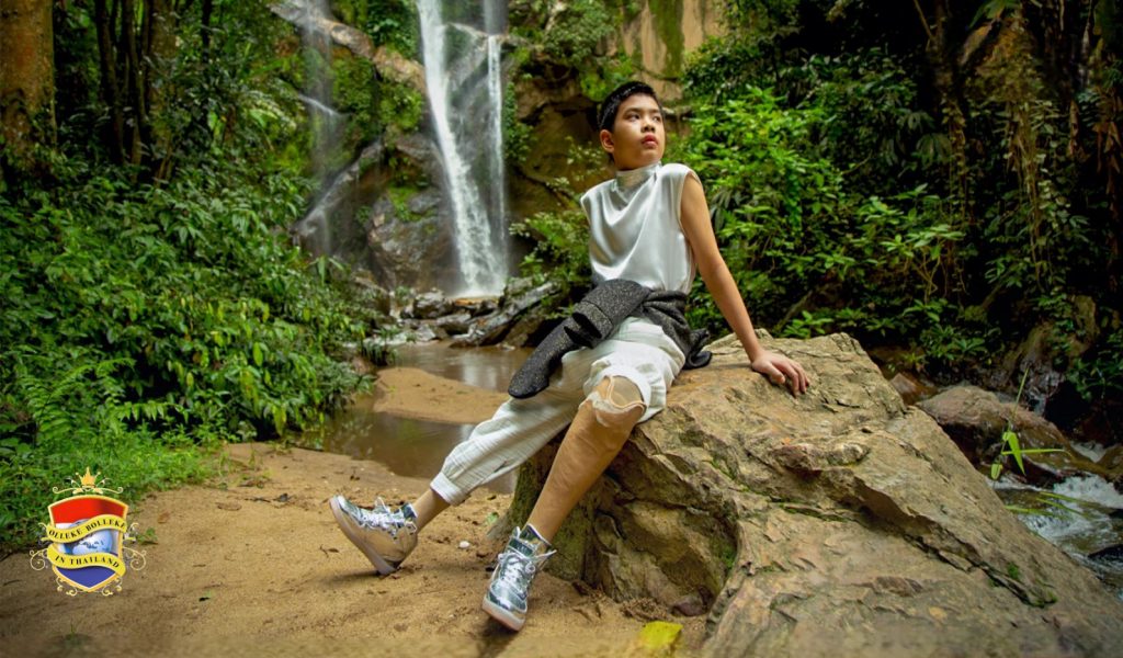 Het vermogen van de Thais om moeilijkheden te overwinnen tijdens een tentoonstelling in de hoofdstad van Thailand vastgelegd