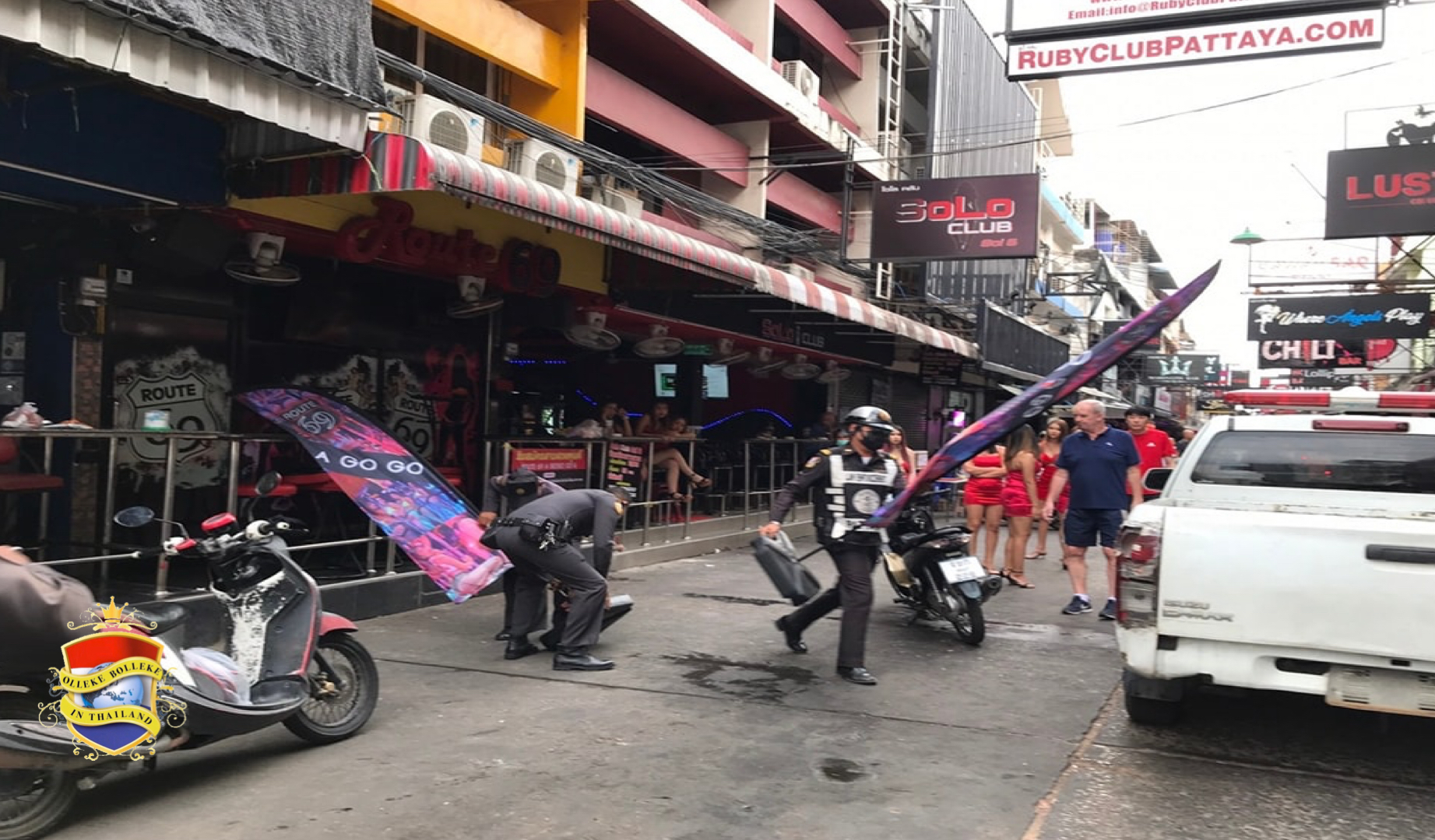 Soi 6 door gemeenteambtenaren van Pattaya vrijgemaakt van stoelen en borden, die de doorgang belemmerde