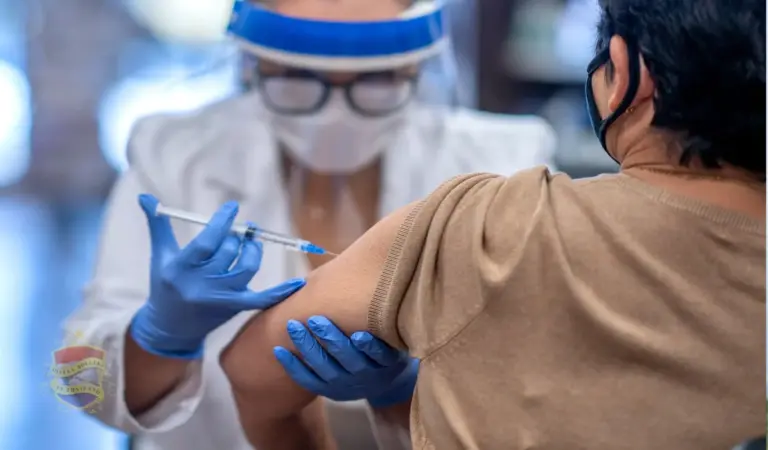 Thaise dokter dringt er bij de bevolking op aan om covid-19-booster te krijgen in de nasleep van de heropening van de Chinese grens