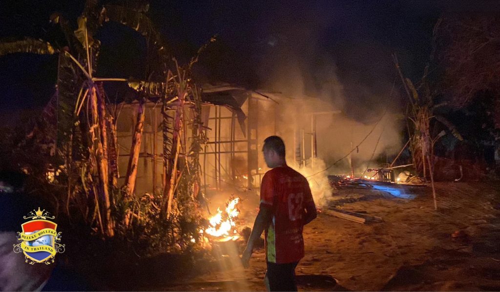 De politie van Pattaya vindt partij zelfgemaakte sterke drank in een magazijn na brand