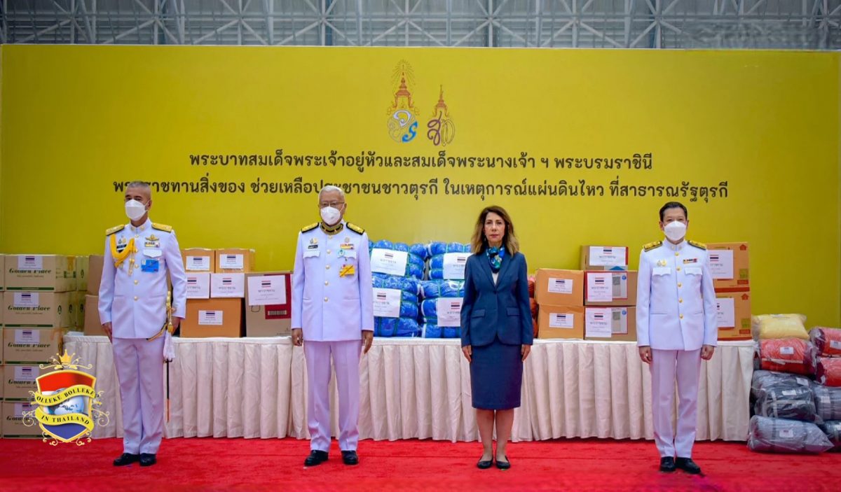 Koning en koningin van Thailand sturen hulpgoederen naar de slachtoffers van de aardbeving in Turkije