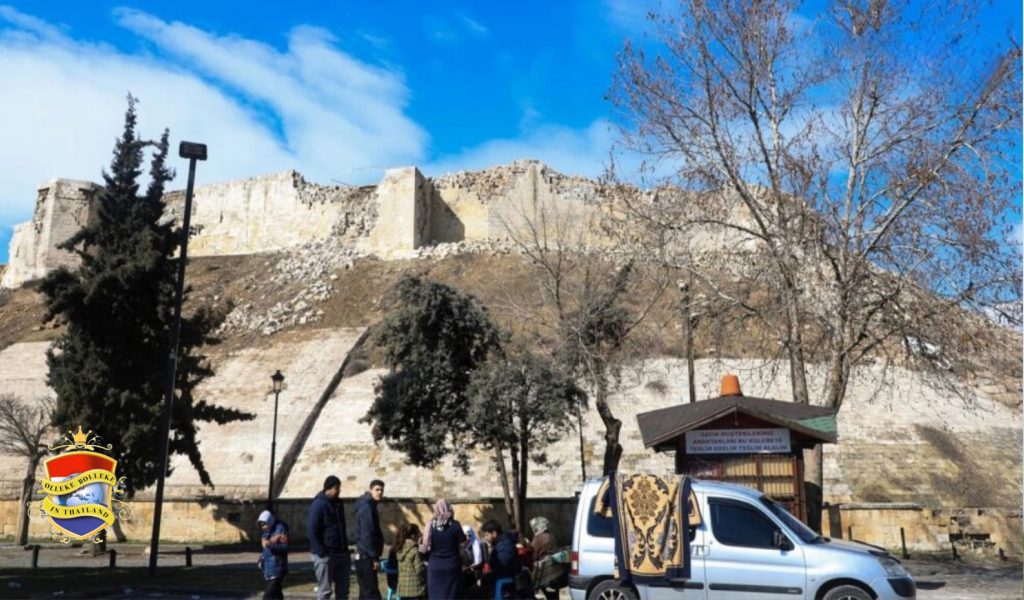 Groep van 33 Thais keert met een overledene uit Turkije terug terwijl het dodental de 40.000 overschrijdt