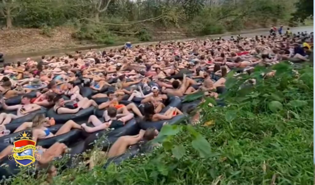 🎥 | Files van drijvende toeristen tijdens “tubing” op de Pai-rivier in Noord-Thailand