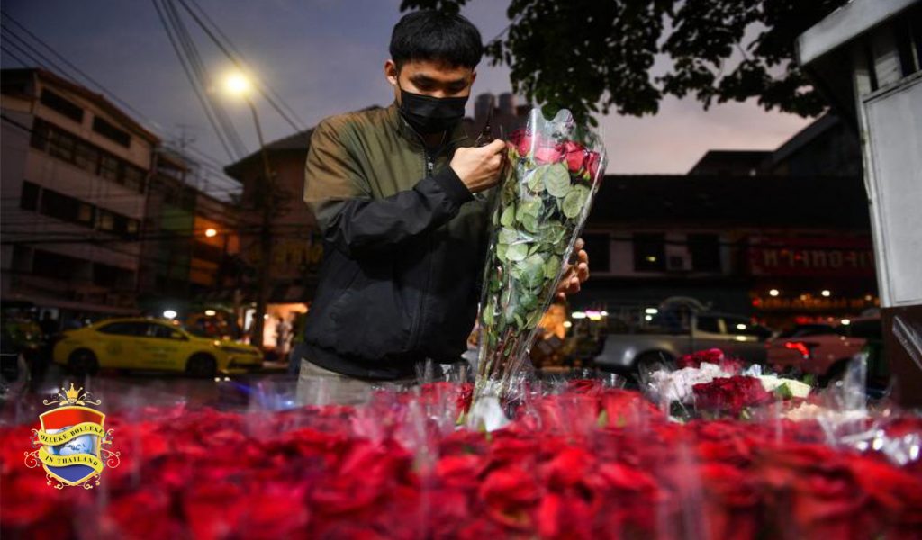 De prijs van rozen is gisteren in aanvang van Valentijnsdag in Thailand verdubbeld 