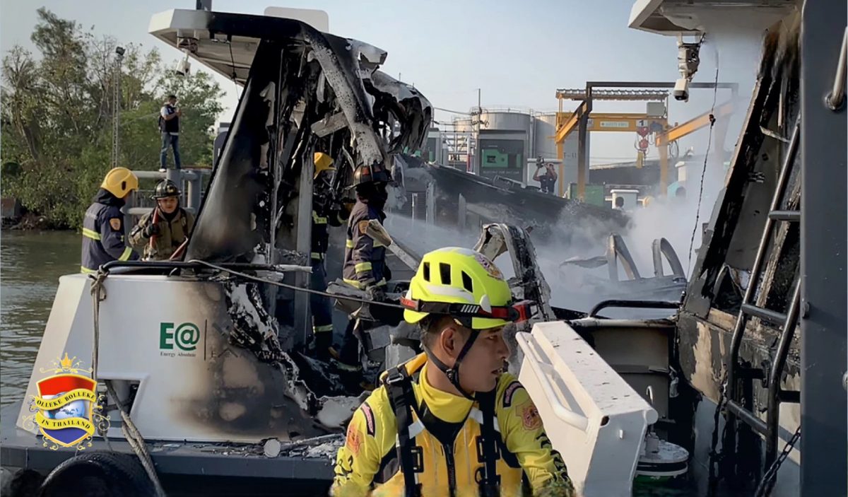 4 elektrische rondvaartboten gaan in vlammen op bij oplaadstation aan de Chao Phraya rivier in Centraal-Thailand