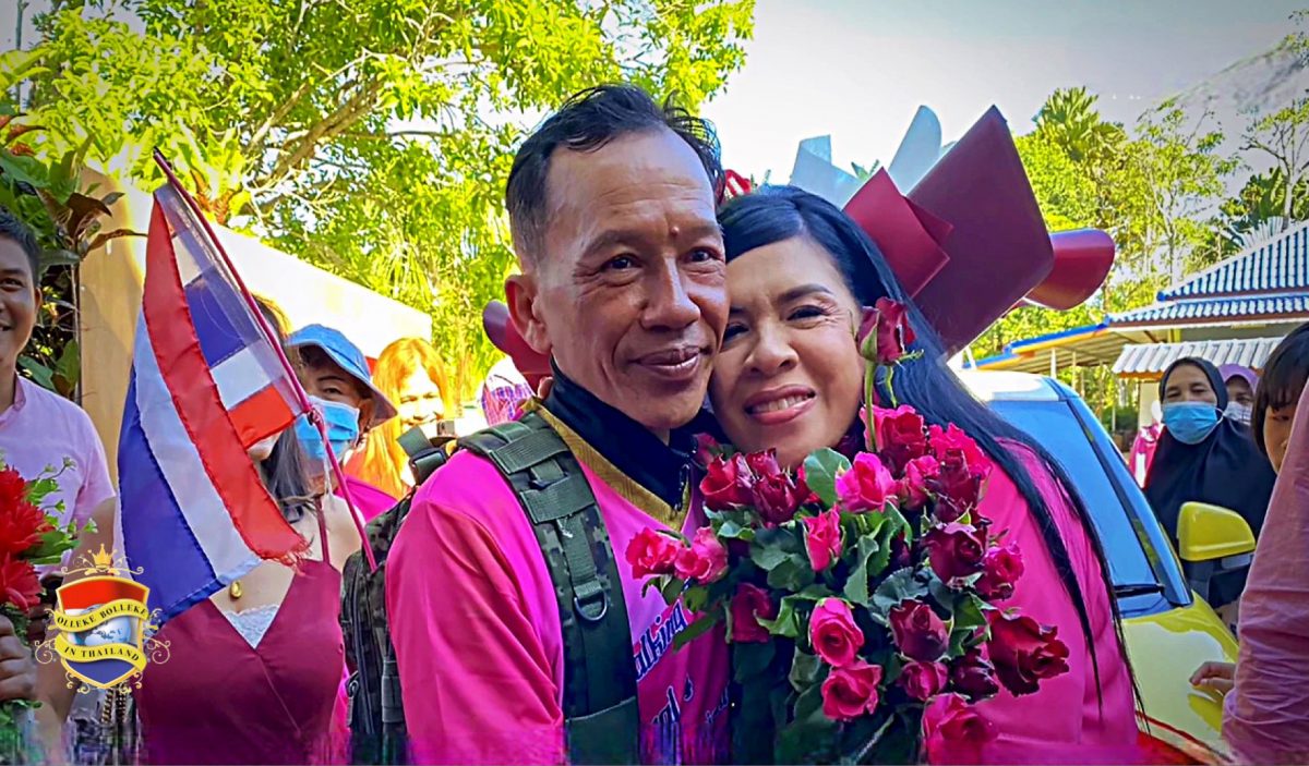 Reis voor liefde: De man van Nakhon Nayok trouwt eindelijk met zijn geliefde na een wandeltocht van 1200 km door Thailand