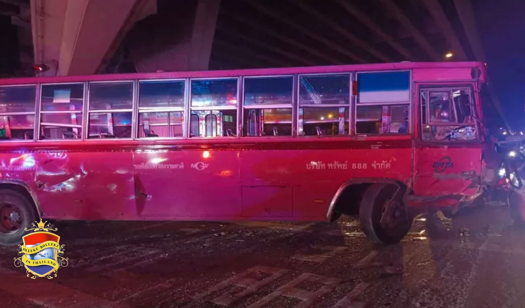 De kamikazebus Nr. 8 in Bangkok crasht waarbij 14 gewonden vallen