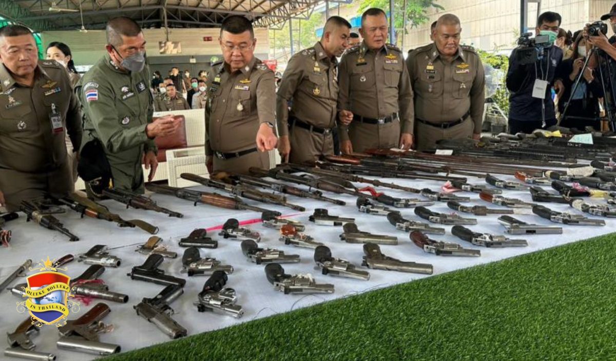 De politie gooit 20.000 illegale wapens in de shredder in Oost-Thailand 