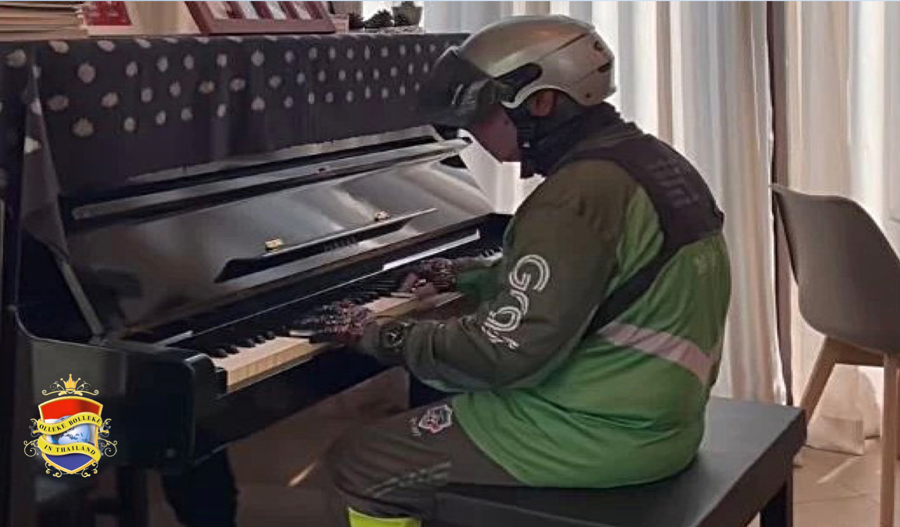 🎥 | Bezorger van Grab Food ontpopt zich als een pianovirtuoos in een bakkerij in Noordoost-Thailand
