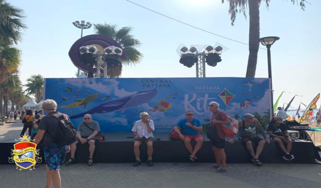 Ademloos turen naar de spelende vliegers in de lucht op het strand van Pattaya