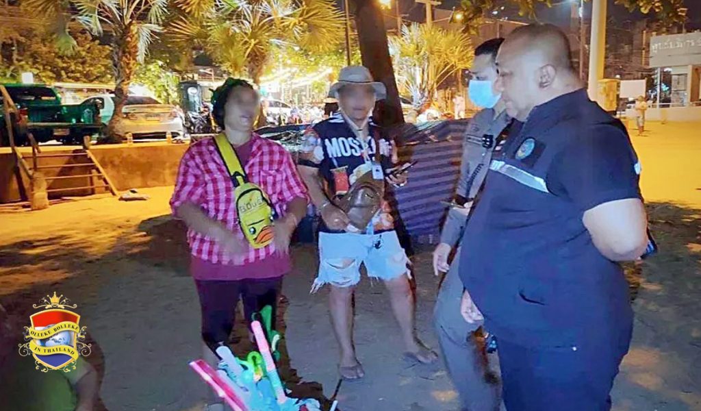 De politie van Pattaya probeert opnieuw de verkoop van vuurwerk op het strand van Jomtien tot een einde te brengen
