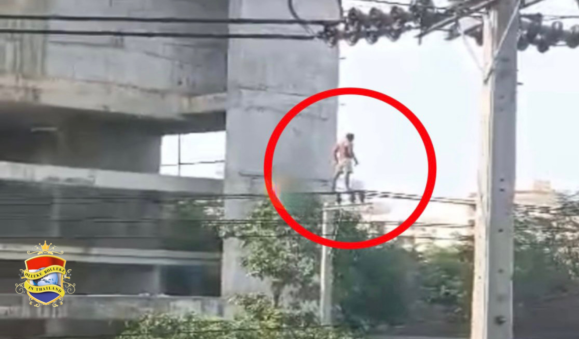 Van lotje getikte Thaise man wandelt over elektriciteitskabels in Centraal-Thailand